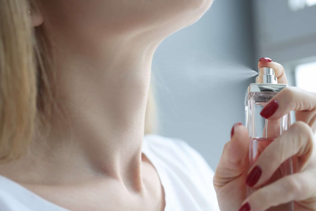 Perfume casero con aceites esenciales siendo utilizado