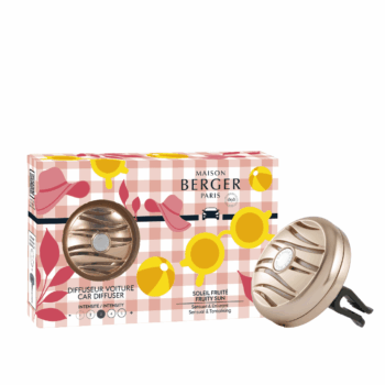 Perfuma tus viajes y evita que se formen olores indeseados en tu vehículo con el ambientador para coche Estivale Rose y su aroma Soleil Fruité de Maison Berger