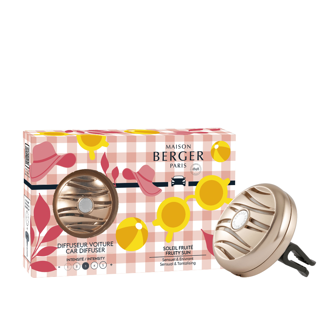 Perfuma tus viajes y evita que se formen olores indeseados en tu vehículo con el ambientador para coche Estivale Rose y su aroma Soleil Fruité de Maison Berger