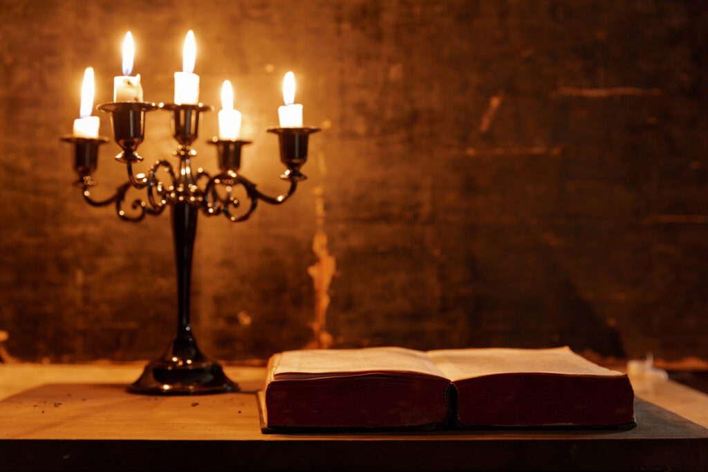 candelabro antiguo con velas para leer